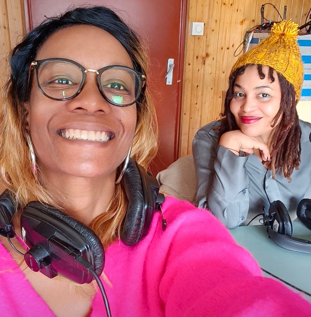 Maha Ganem et Jordania Lugiery durant l'enregistrement du podcast sur l'endométriose. 